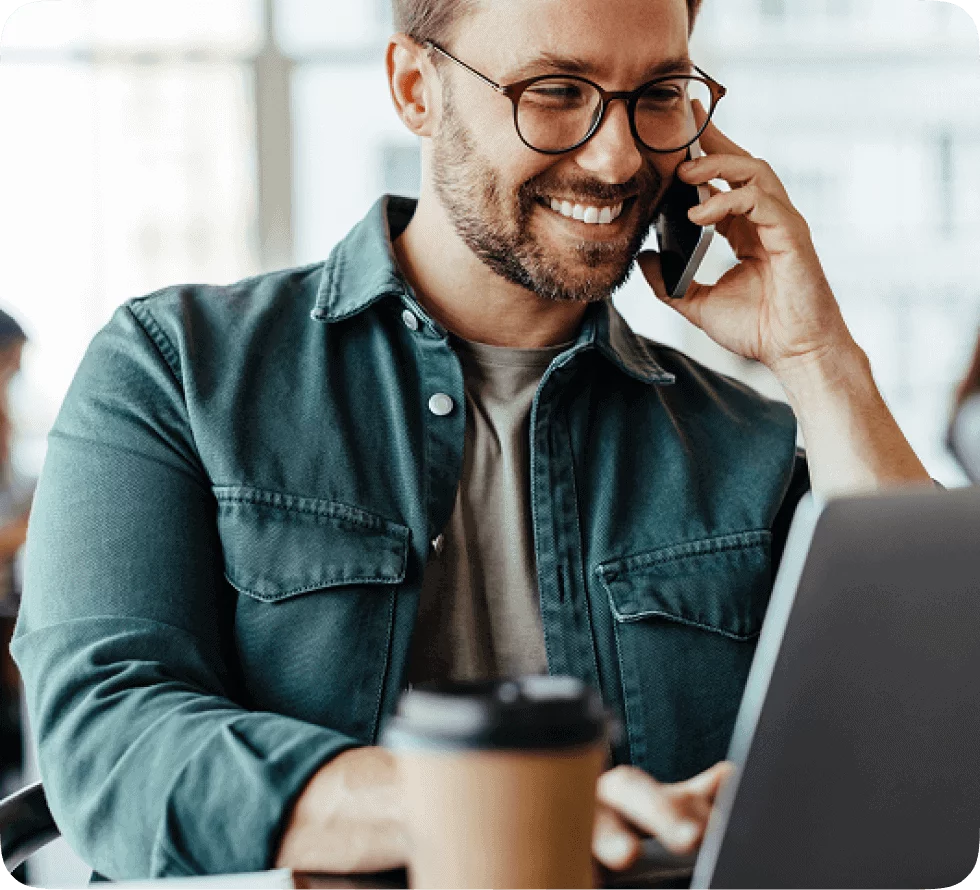 Smiling Zendrop user working on laptop